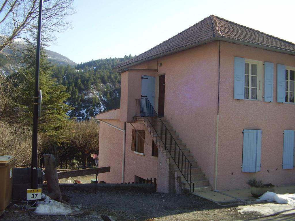 Gites Les Tilleuls Clamensane Habitación foto
