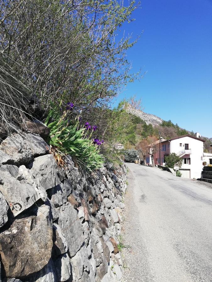 Gites Les Tilleuls Clamensane Exterior foto